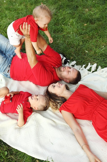 retrato, de, familia feliz, de, cuatro, exterior, en, el, césped