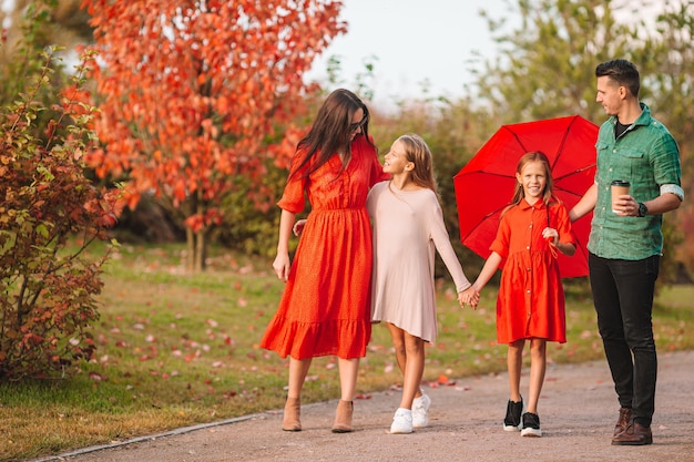 Retrato de familia feliz de cuatro en otoño