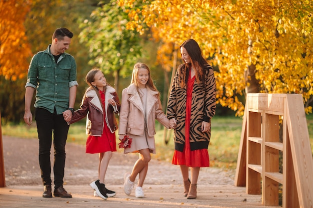 Retrato de familia feliz de cuatro en otoño