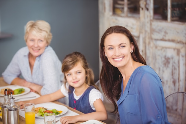 Retrato de familia feliz desayunando