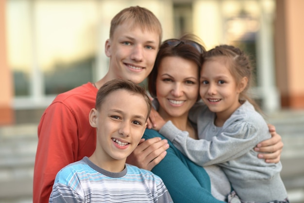 Foto retrato de una familia feliz divirtiéndose en la ciudad