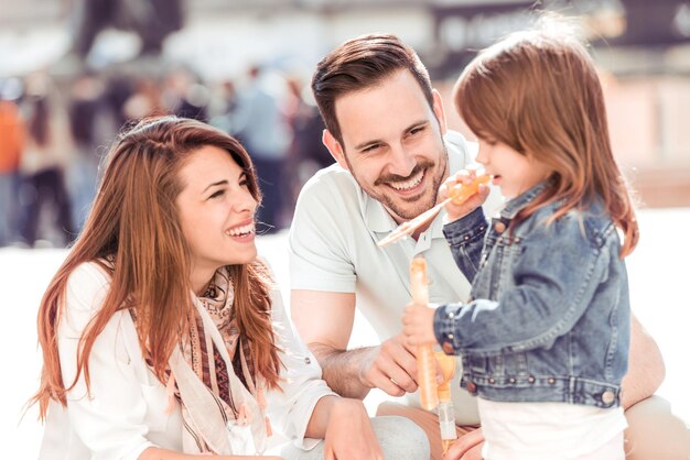 Retrato de familia feliz divirtiéndose juntos