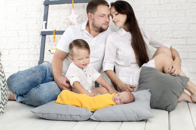 Retrato de familia feliz divirtiéndose juntos