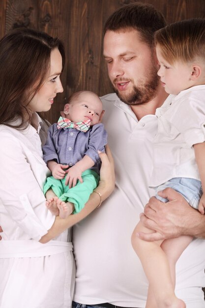 Retrato de familia feliz divirtiéndose juntos