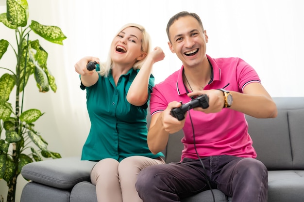 Retrato de familia feliz emocionada jugando juegos de video