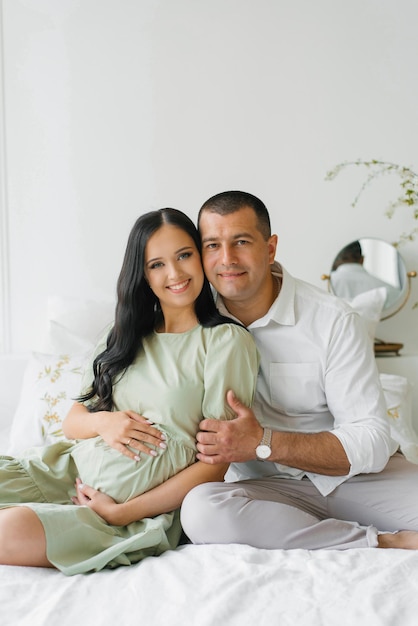 Retrato de una familia feliz esperando a un nuevo miembro de la familia, un niño