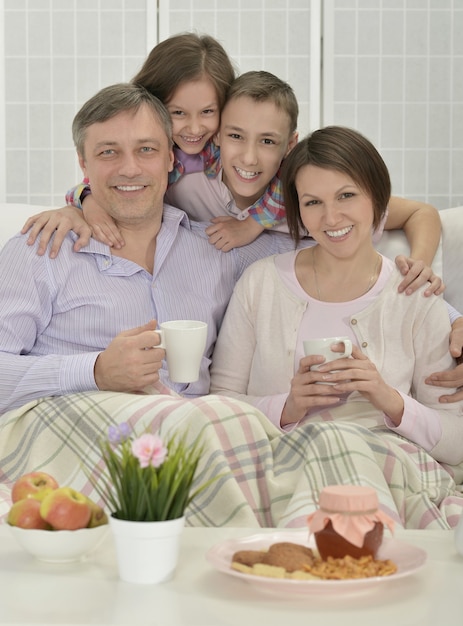 Retrato de una familia feliz en la habitación