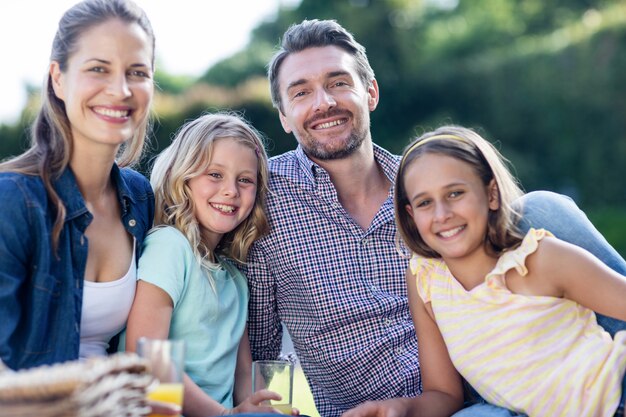 Retrato de familia feliz haciendo un picnic