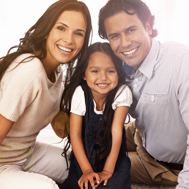 Foto retrato de familia feliz y hogar con amor para vincular apoyo o cuidado juntos en alegría cara de madre padre y niña pequeña niño o niño con sonrisa en el suelo de la sala de estar para vacaciones o fin de semana