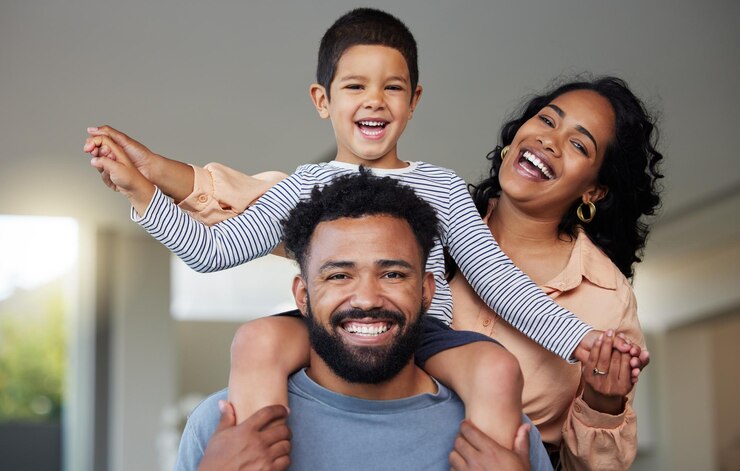 Foto retrato de familia feliz y hombro con el hijo en la unión de amor o apoyo juntos en el hogar madre padre y niño pequeño con sonrisa de alegría para divertirse vacaciones de fin de semana o infancia con los padres en la casa