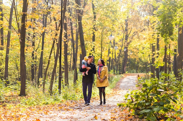 Retrato, de, familia feliz, en, jardín, en, otoño, naturaleza