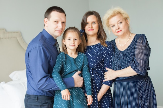 Retrato de familia feliz madre hija padre y abuela en casa