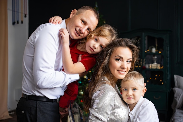 Retrato de familia feliz madre padre y niños pequeños disfrutando del tiempo juntos en vacaciones Feliz Navidad y Feliz Año Nuevo