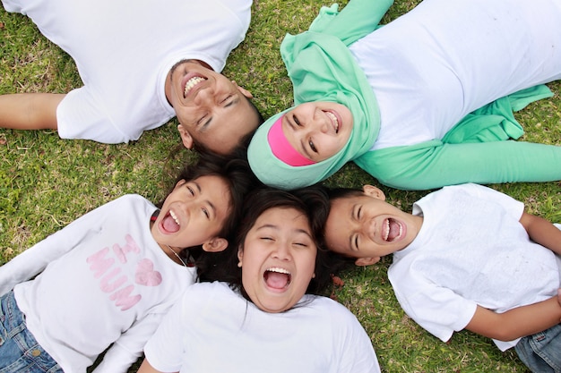 Retrato de familia feliz de una mamá y papá con sus tres hijos