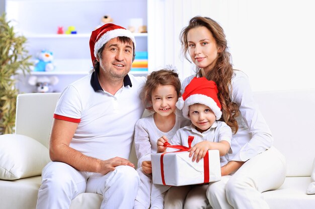 Retrato, de, familia feliz, en, navidad, sombrero