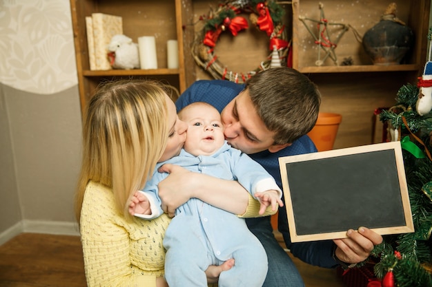 Retrato de familia feliz en Navidad