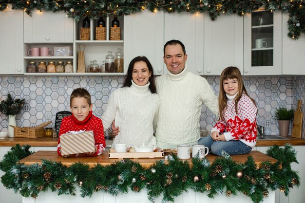 Retrato de una familia feliz en Navidad