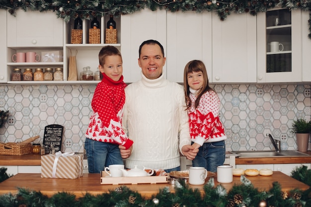 Retrato de una familia feliz en Navidad