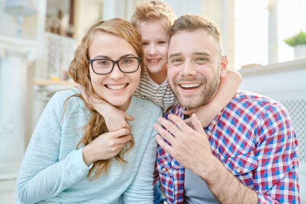 Retrato de familia feliz con un niño