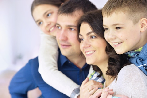 Foto retrato de una familia feliz con niños