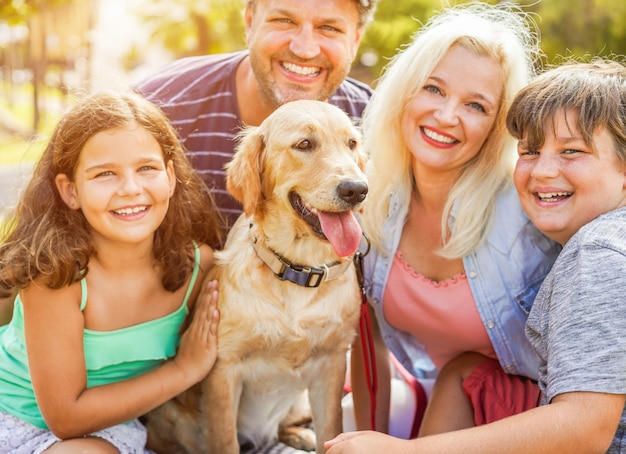 Retrato de familia feliz en el parque natural al aire libre