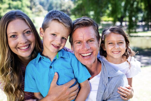 Retrato de una familia feliz en el parque