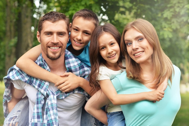 Retrato de una familia feliz en el parque