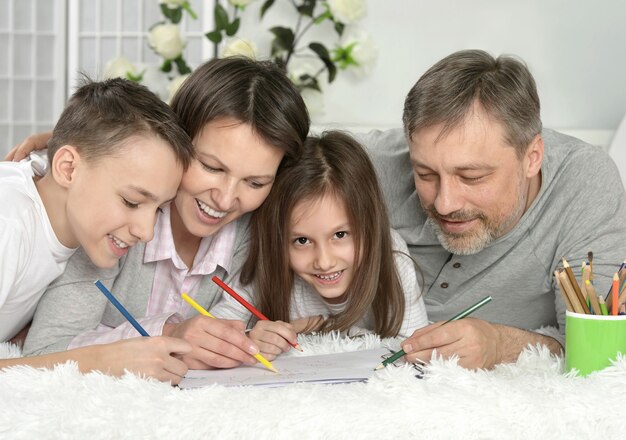 Retrato de familia feliz pintando en casa