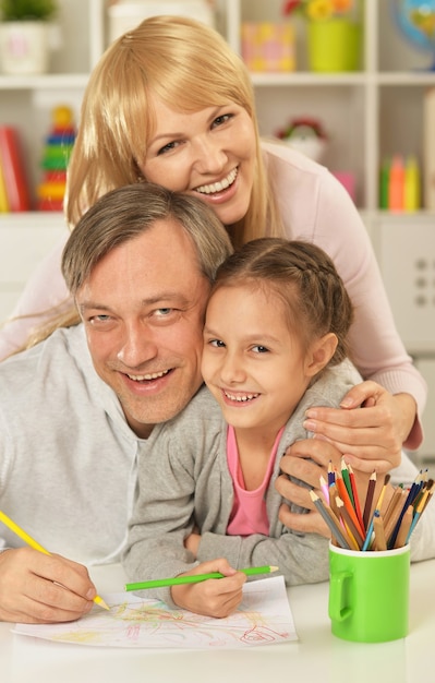 Retrato de familia feliz pintando en casa