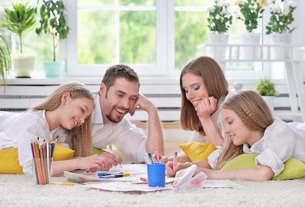 Retrato de una familia feliz pintando juntos