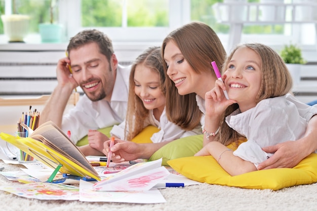 Retrato de una familia feliz pintando juntos