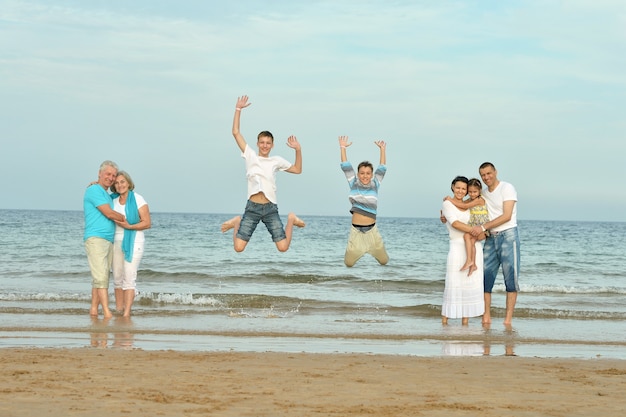 Retrato de una familia feliz en la playa en verano