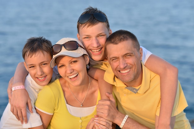 Retrato de una familia feliz en la playa en verano