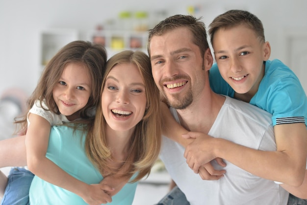 Retrato de familia feliz posando en casa