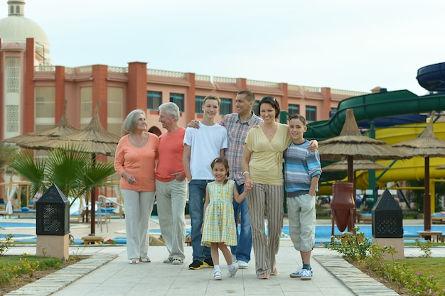 Retrato de una familia feliz relajándose en el resort de vacaciones