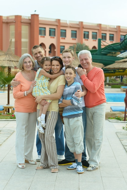 Retrato de una familia feliz relajándose en el resort de vacaciones