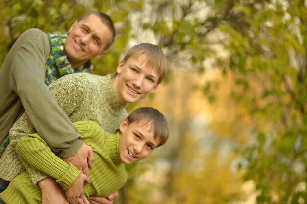 Foto retrato, de, familia feliz, relajante, en, otoño, parque