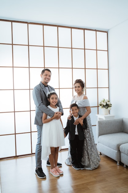 Retrato de una familia feliz con ropa moderna