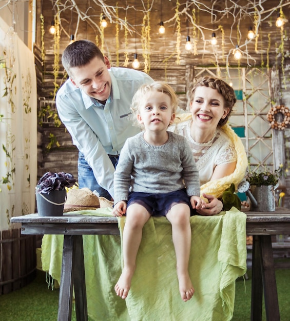 retrato, de, familia feliz, en, sala