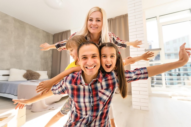 Retrato de una familia feliz sonriendo en casa