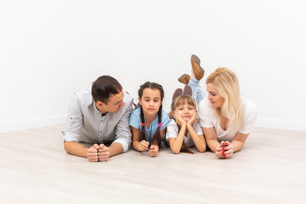 Retrato de una familia feliz sonriendo en casa