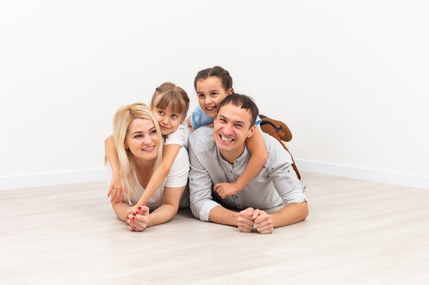 Retrato de una familia feliz sonriendo en casa