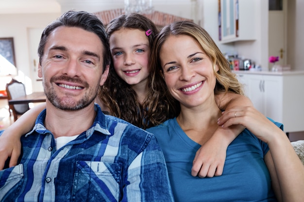 Retrato de familia feliz sonriendo