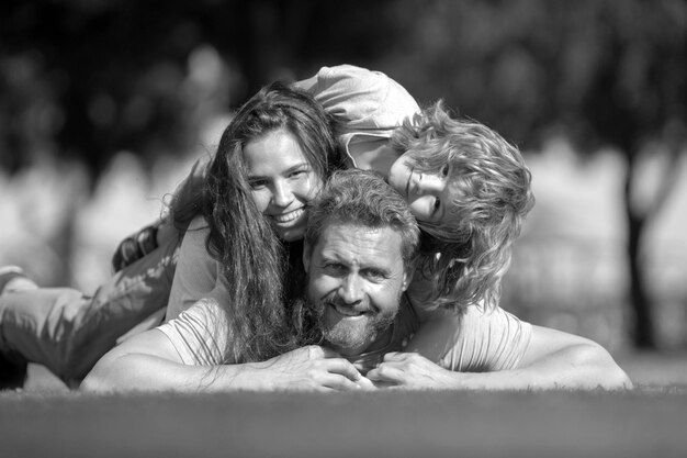 Retrato de una familia feliz y sonriente relajándose en el parque