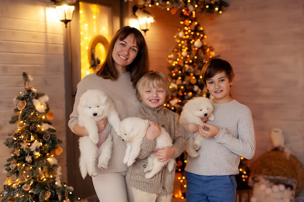 Retrato de una familia feliz en la terraza de invierno, esperando el año nuevo y feliz navidad