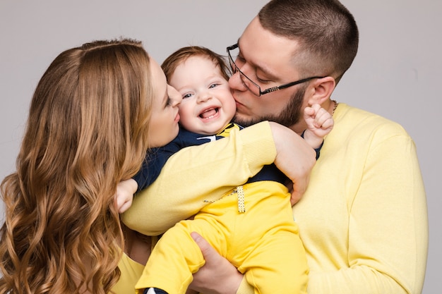 Foto retrato de familia feliz de tres personas posando.