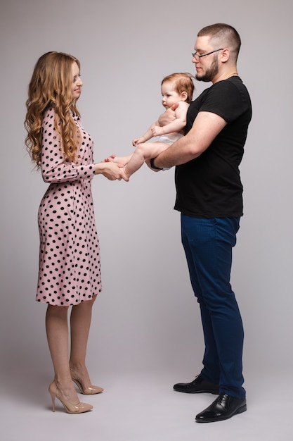 Retrato de familia feliz de tres personas posando.