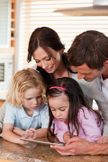 Retrato de una familia feliz usando una tableta juntos