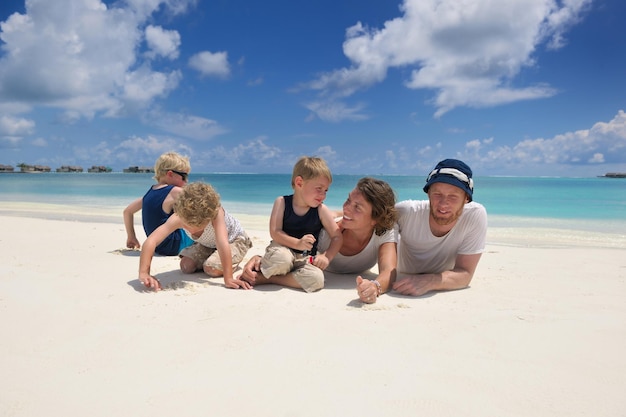 Retrato de una familia feliz en vacaciones de verano en la playa