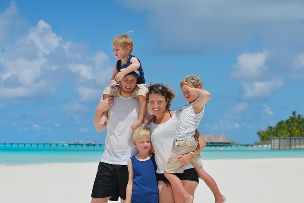 Foto retrato de una familia feliz en vacaciones de verano en la playa